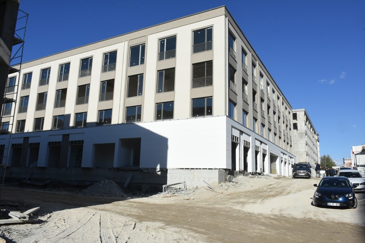 Malatya Büyükşehir Belediye Başkanı Sami Er (fotoğrafta), Akpınar Mahallesi'ndeki Merkez-1 projesi...