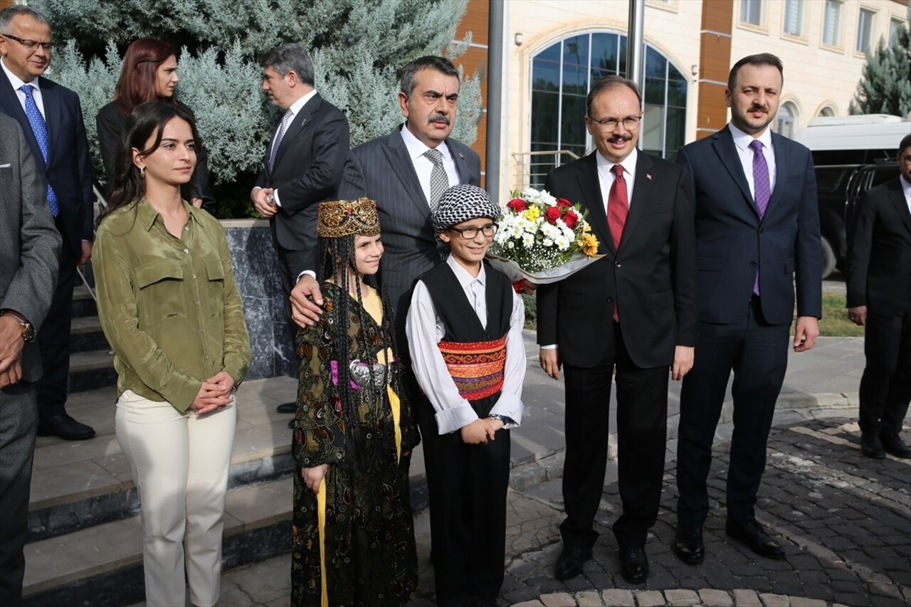 Milli Eğitim Bakanı Yusuf Tekin (solda), temaslarda bulunmak için geldiği Siirt'te Valiliği...