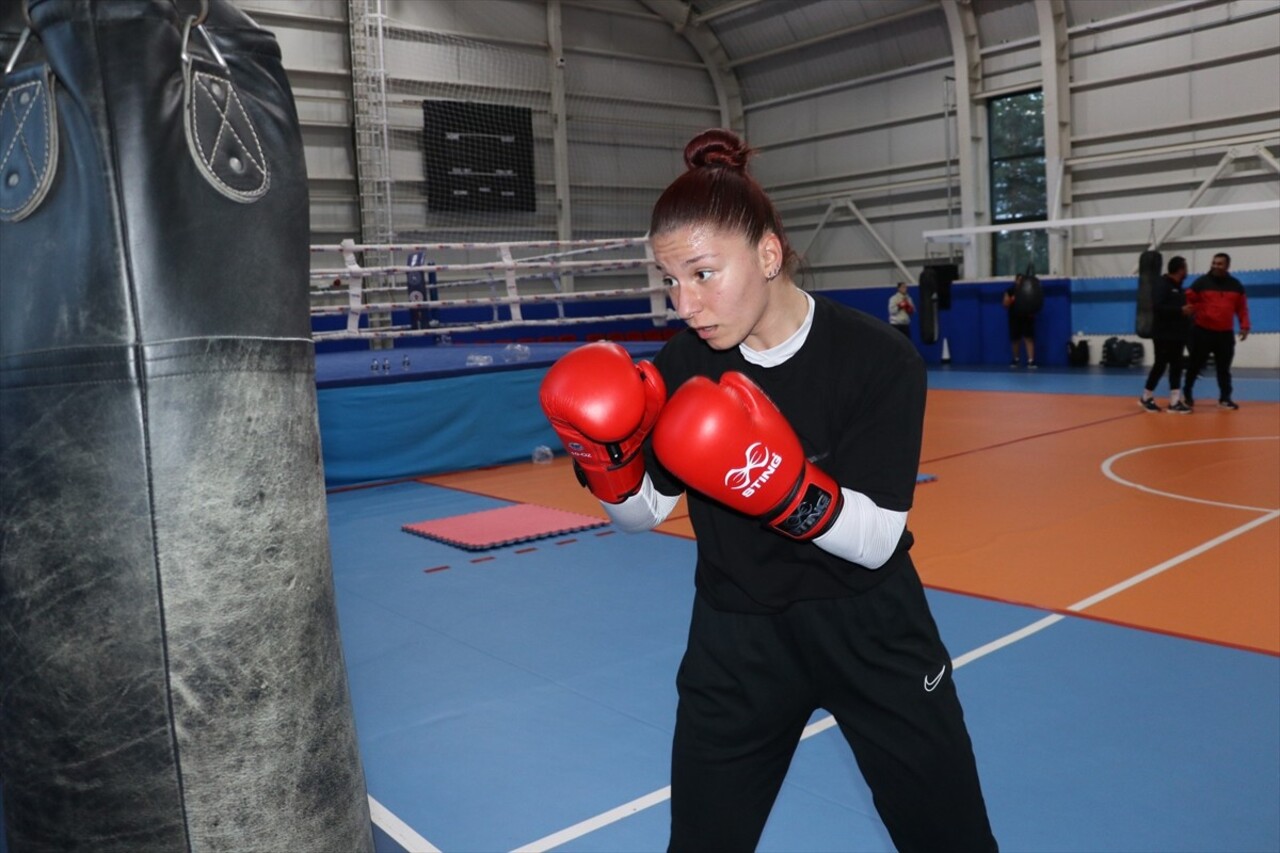 Milli boksör Yonca Gül Yılmaz (fotoğrafta), örnek aldığı olimpiyat madalyalı milli sporcular...