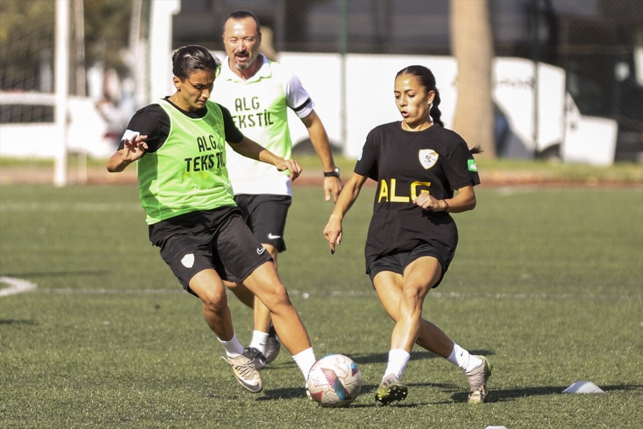 Turkcell Kadın Futbol Süper Ligi'nin namağlup takımlarından ALG Spor, liderlik koltuğuna oturmanın...