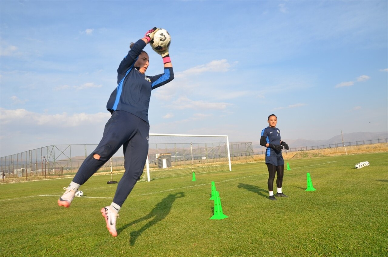 Türkiye Futbol Federasyonu (TFF) Kadınlar 1. Ligi ekiplerinden Yüksekovaspor Kadın Futbol Takımı...