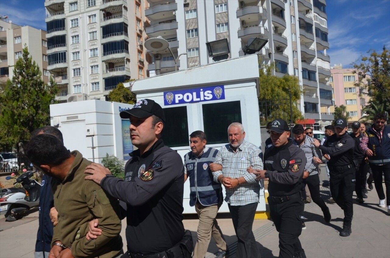 Kilis'te göçmen kaçakçılığı yaptıkları iddiasıyla gözaltına alınan 5 zanlı...