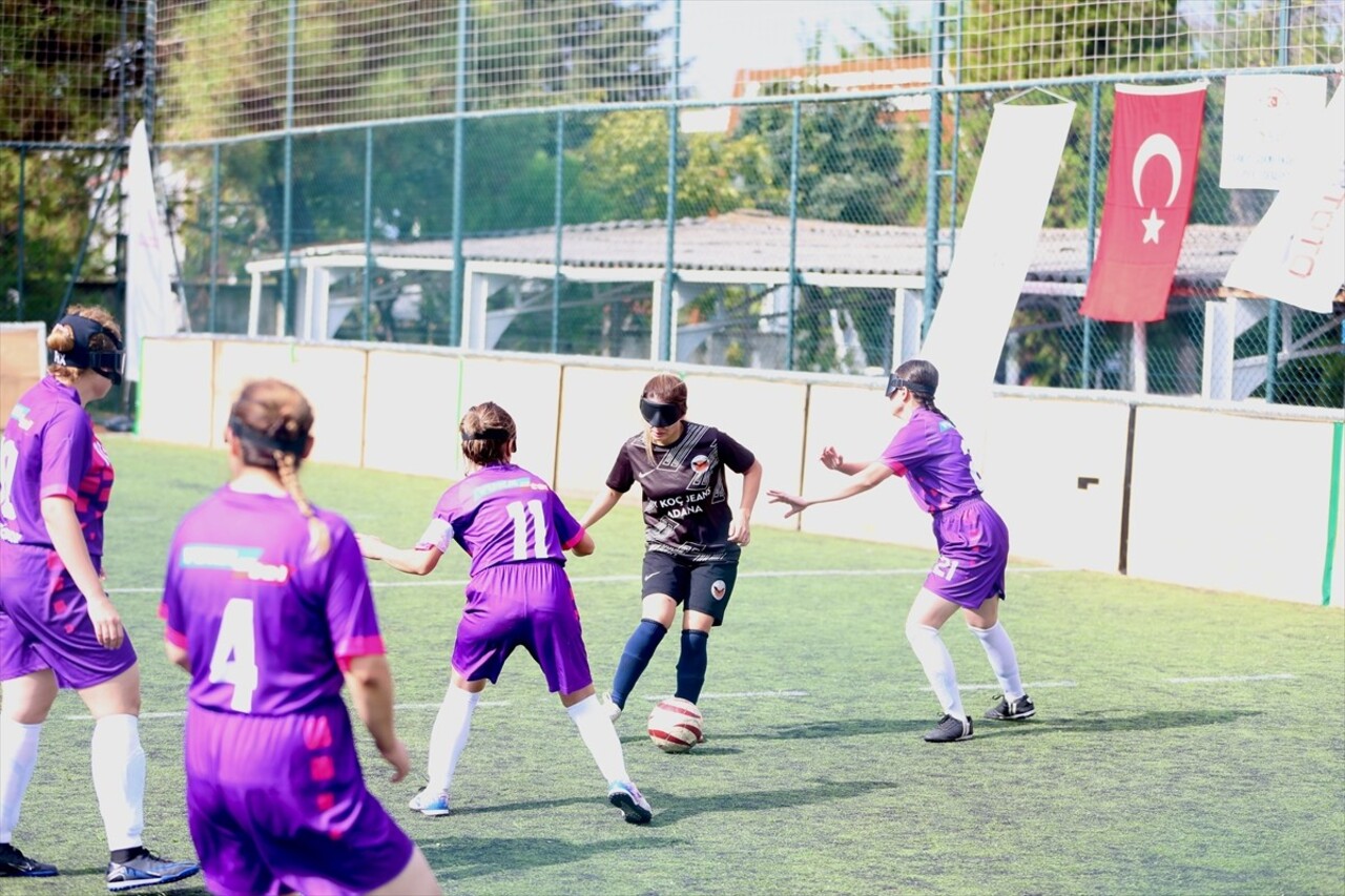 Görme Engelliler Türkiye Kadın Futbol Şampiyonası'nda Adana Görme Engelliler Spor Kulübü forması...