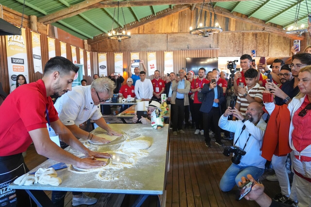 İzmir'de Türkiye Pizza Şampiyonası düzenlendi. Urla ilçesindeki etkinlik alanında gerçekleştirilen...