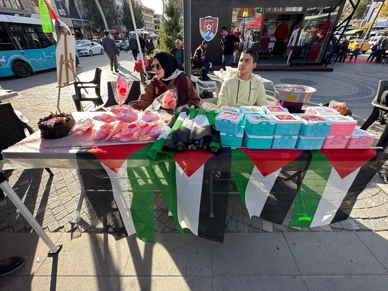 Van'da, Filistin'e Destek Platformu tarafından Beşyol Meydanı'nda "Siyonizme karşı insanlık...