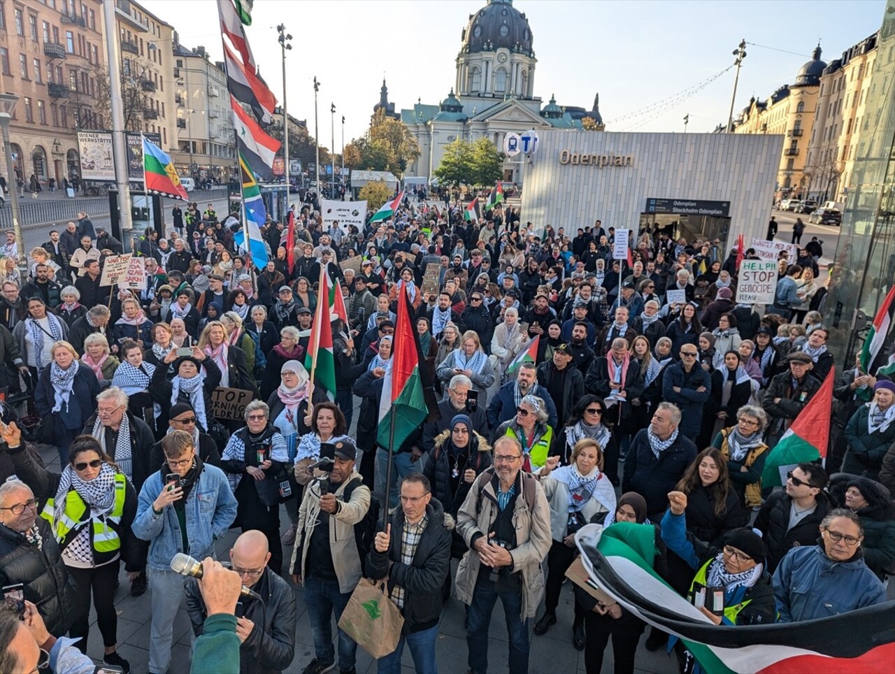 İsveç'in başkenti Stockholm'de, İsrail'in Gazze ve Lübnan'da devam eden saldırıları protesto...