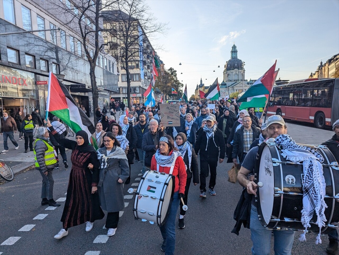 İsveç'in başkenti Stockholm'de, İsrail'in Gazze ve Lübnan'da devam eden saldırıları protesto...