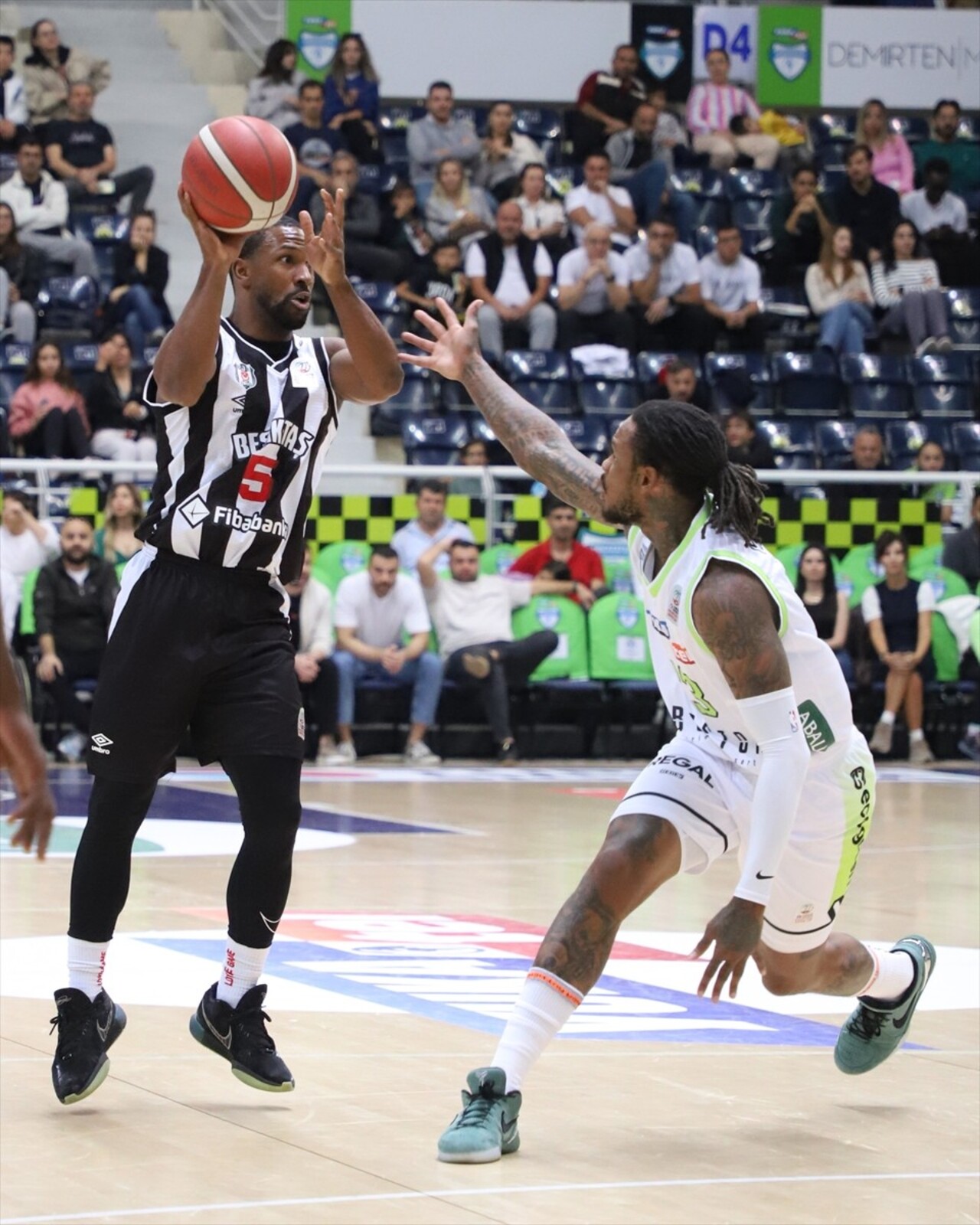 Türkiye Sigorta Basketbol Süper Ligi'nin 3. hafta maçında, Yukatel Merkezefendi Belediyesi Basket...