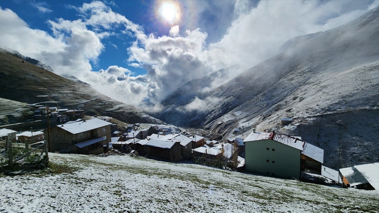 Artvin'de yüksek kesimlerde kar yağışı etkili olmaya devam ediyor. Şavşat'ta Arsiyan, Eskikale ve...