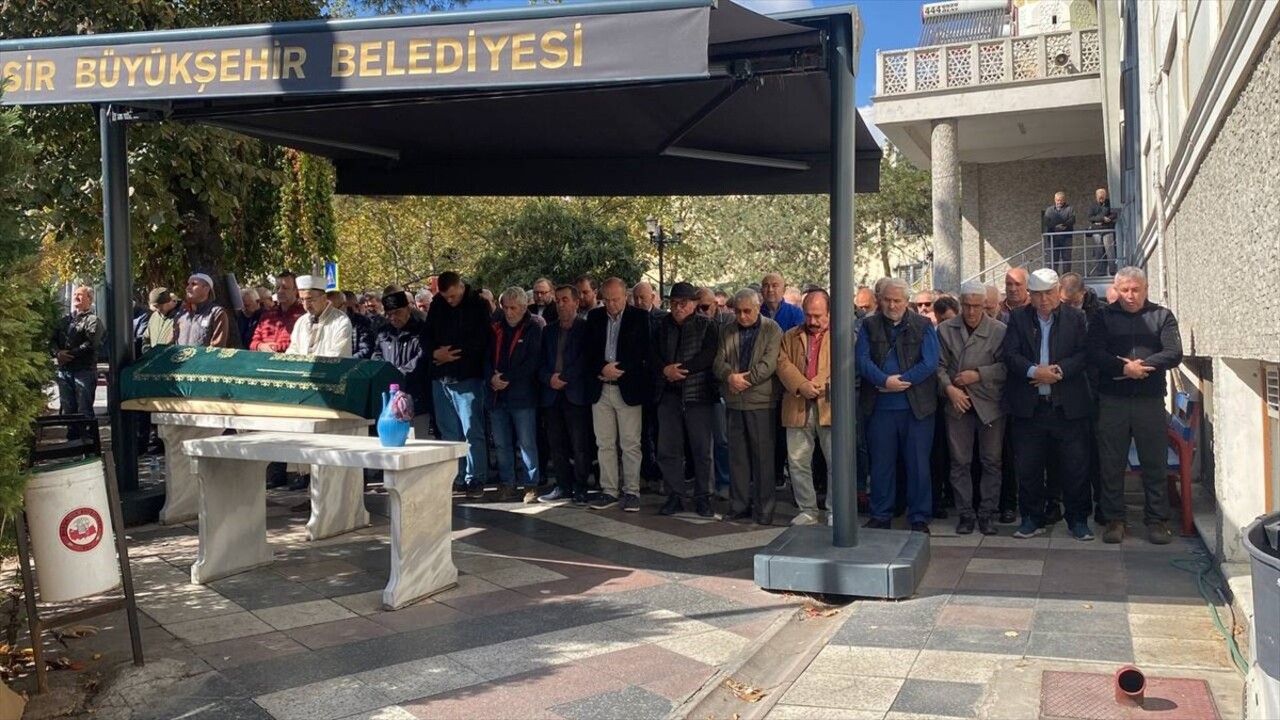 Aksaray'da tur otobüsünün devrilmesiyle yaşamını yitiren 6 kişiden 4'ünün cenazeleri, Balıkesir'in...