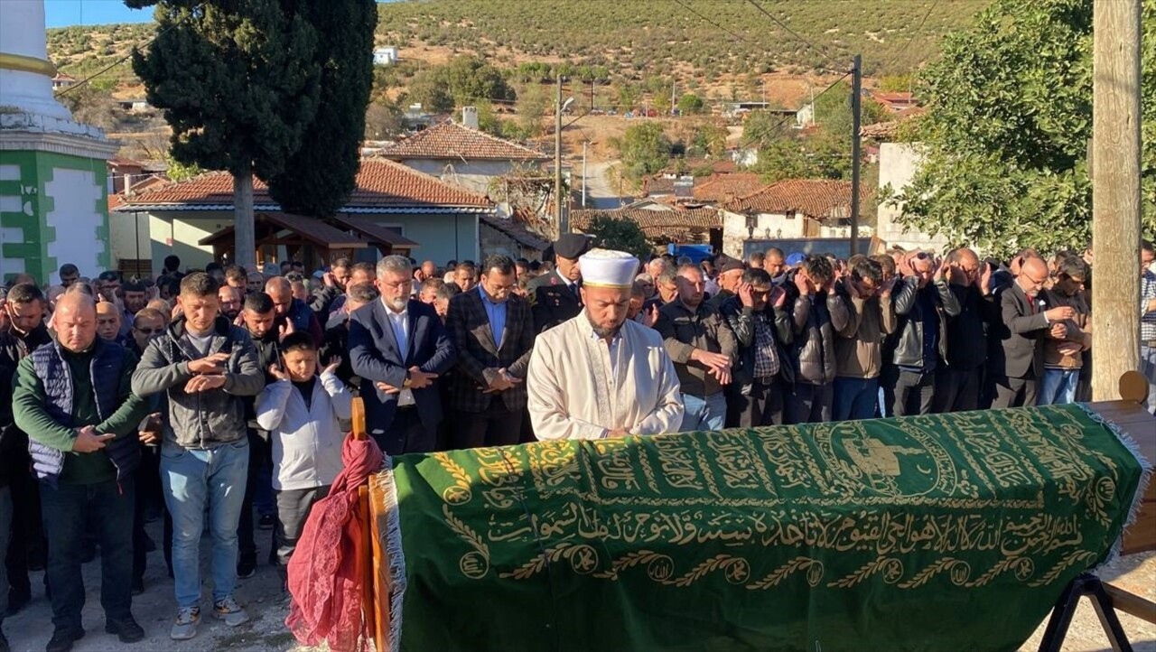 Aksaray'da tur otobüsünün devrilmesiyle yaşamını yitiren 6 kişiden 4'ünün cenazeleri, Balıkesir'in...