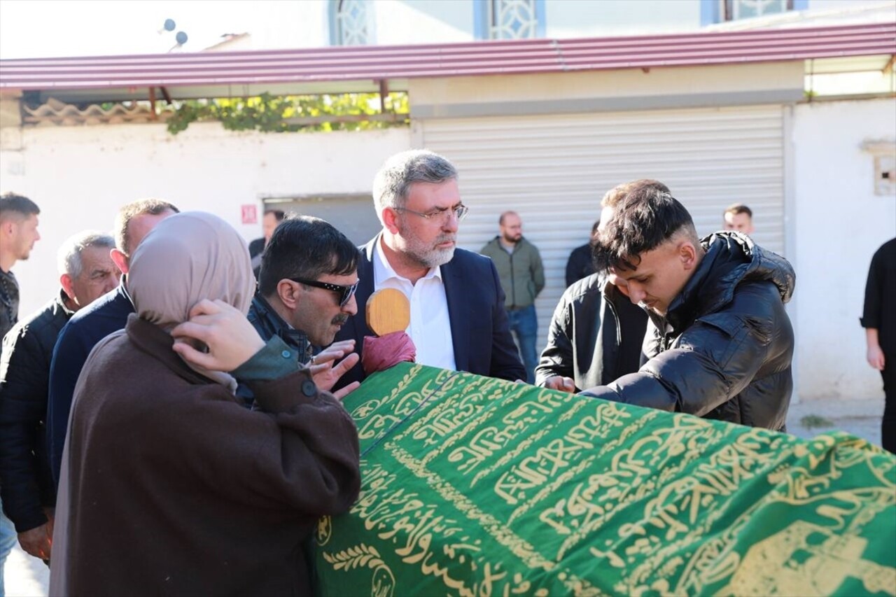 Aksaray'da tur otobüsünün devrilmesiyle yaşamını yitiren 6 kişiden 4'ünün cenazeleri, Balıkesir'in...