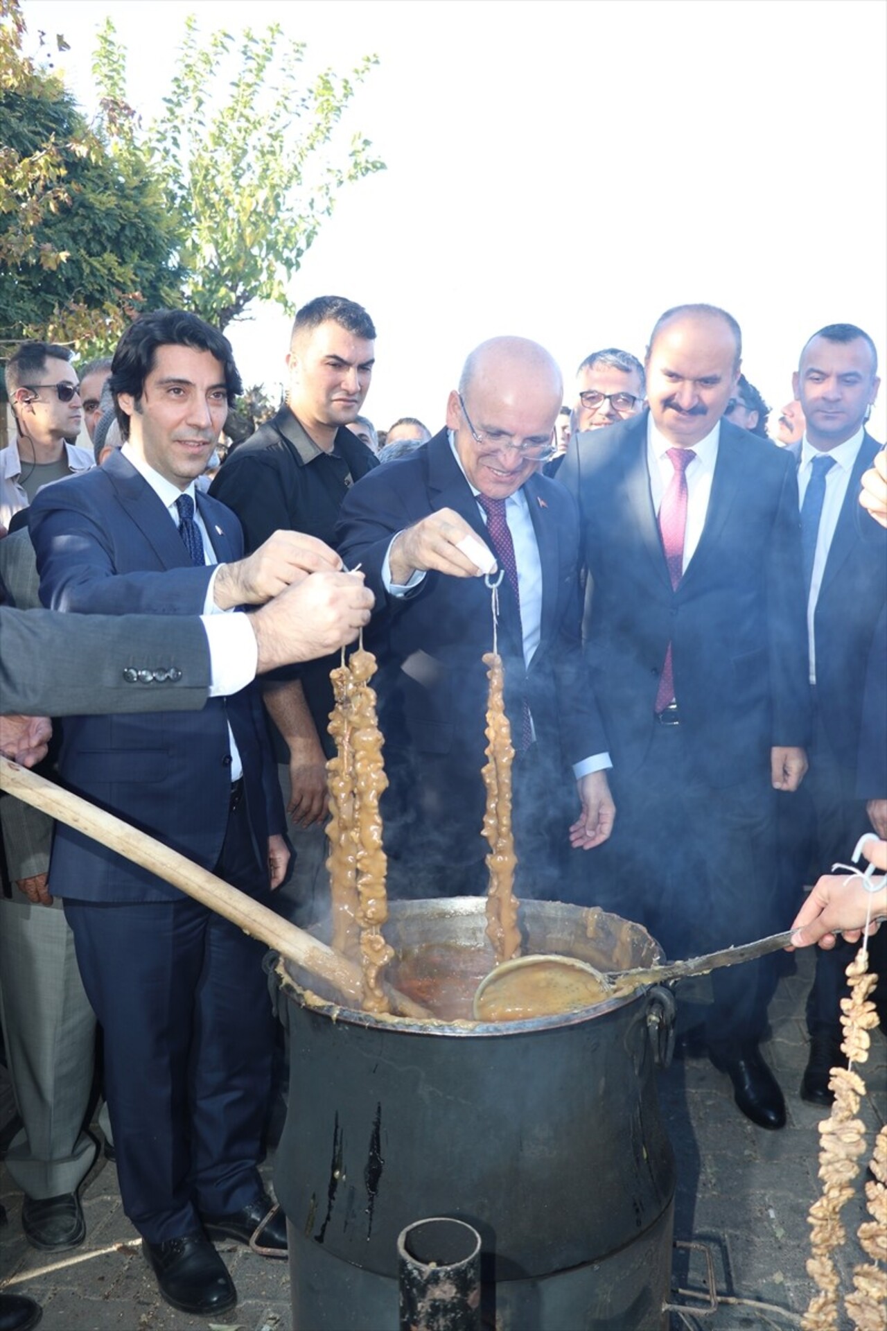 Hazine ve Maliye Bakanı Mehmet Şimşek, Batman'ın Gercüş ilçesinde bu yıl üçüncüsü düzenlenen "Bağ...