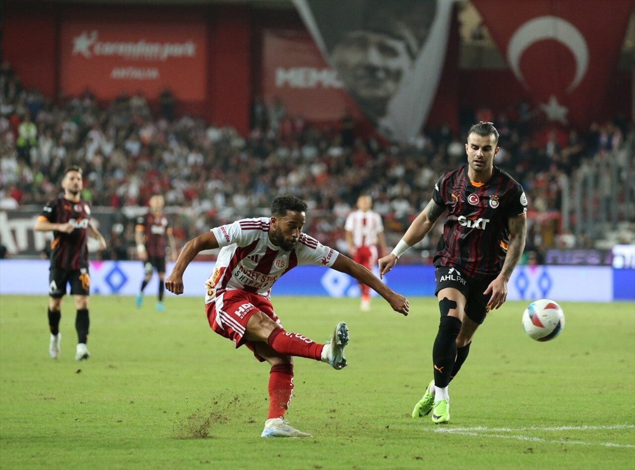 Trendyol Süper Lig'in 9. haftasında Onvo Antalyaspor ile Galatasaray, Corendon Airlines Park...