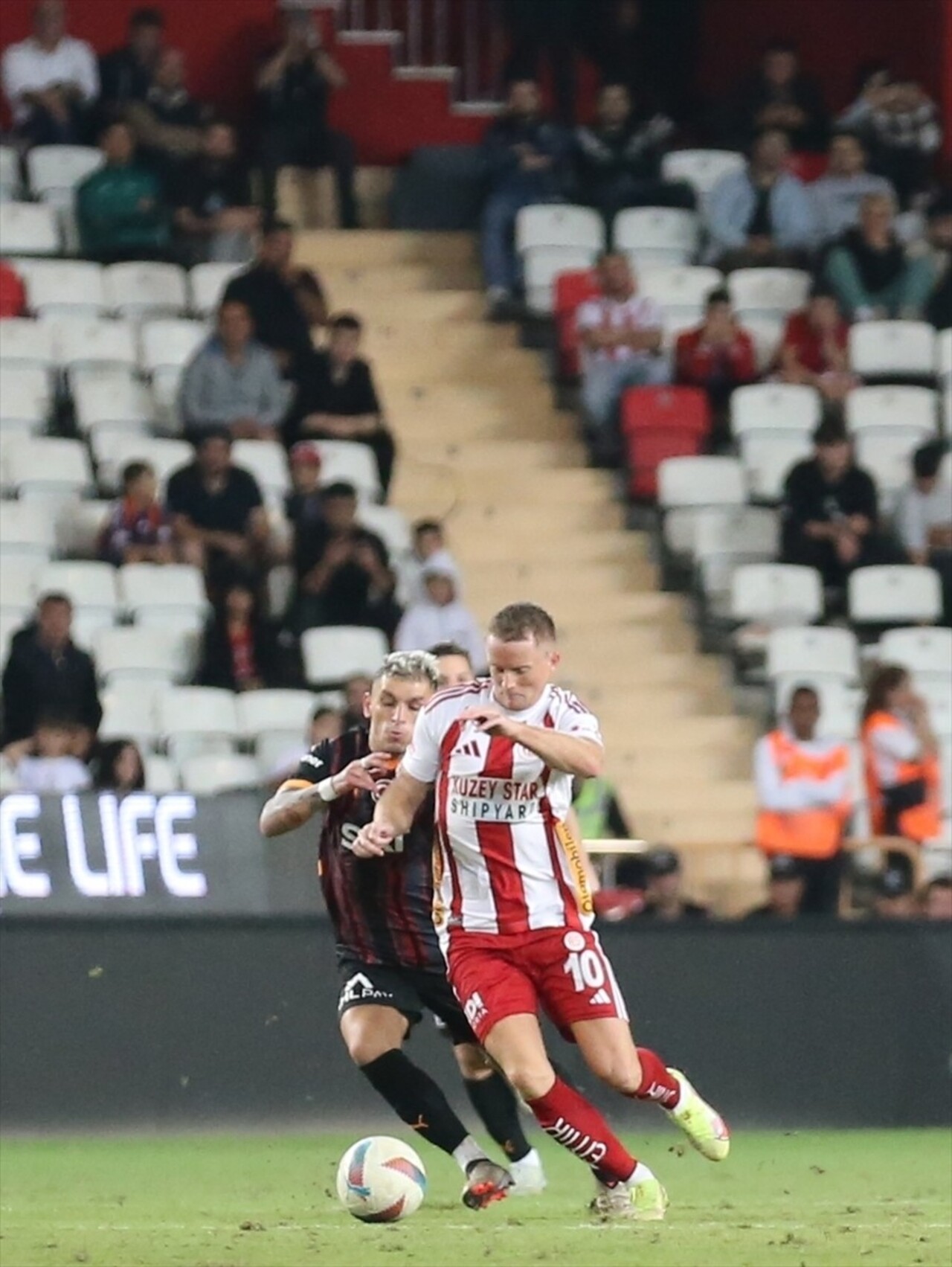 Trendyol Süper Lig'in 9. haftasında Onvo Antalyaspor ile Galatasaray, Corendon Airlines Park...