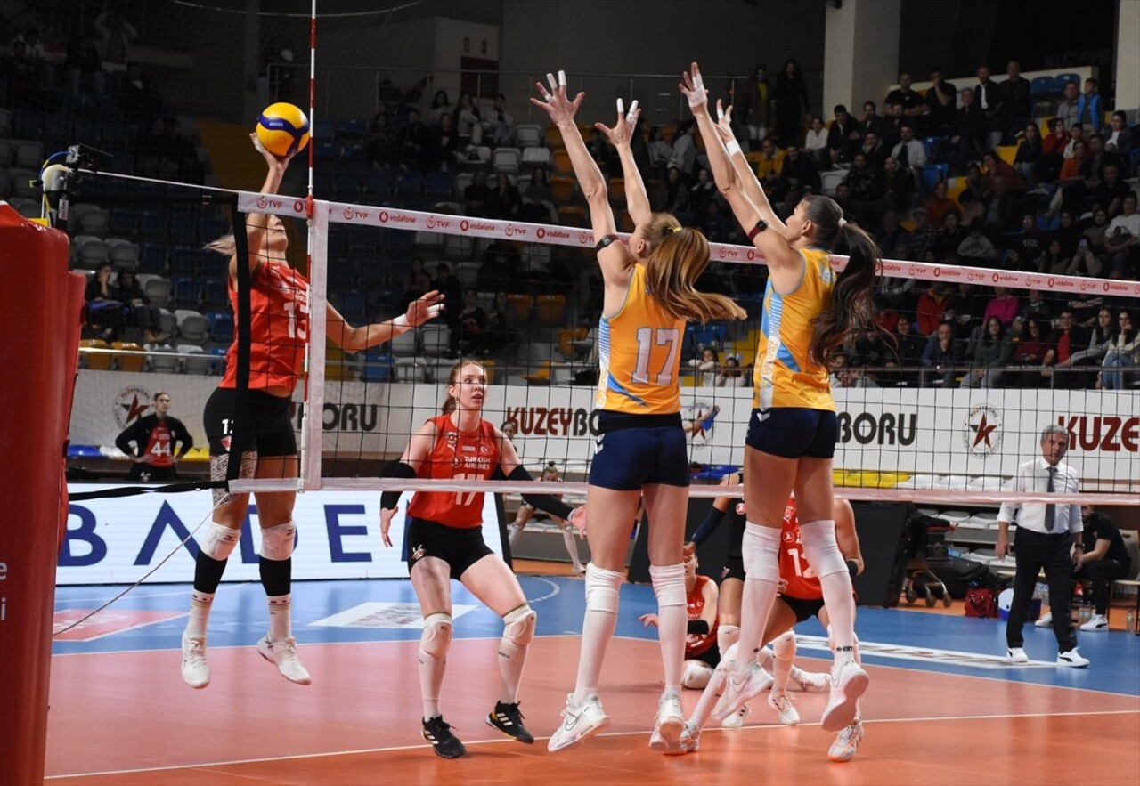 Voleybol Vodafone Sultanlar Ligi'nin 3. hafta mücadelesinde Kuzeyboru, Türk Hava Yolları ile...