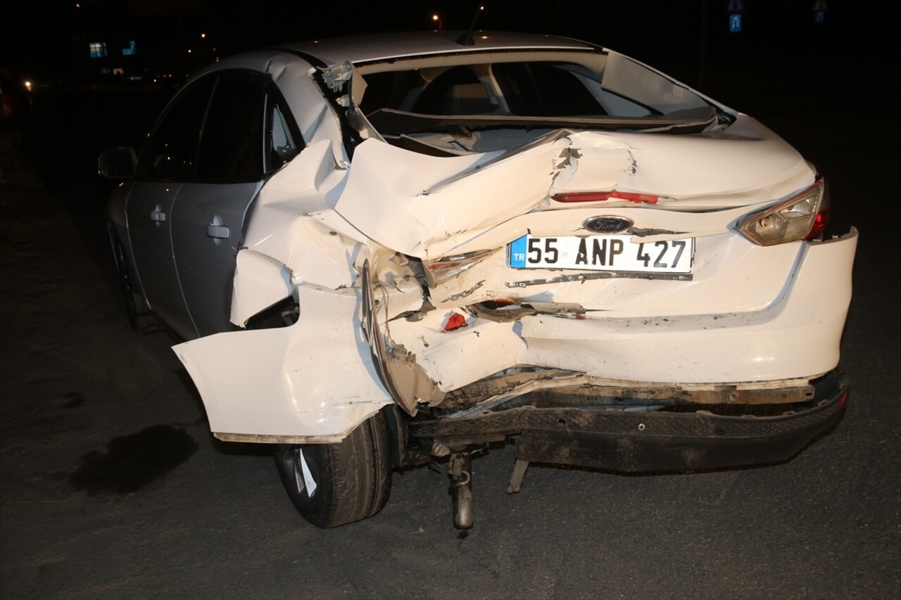 Amasya'nın Taşova ilçesinde 3 otomobilin karıştığı trafik kazasında biri çocuk 5 kişi...