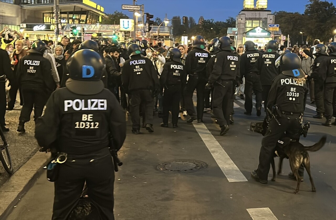 Almanya’nın başkenti Berlin’de düzenlenen Filistin’e destek gösterisinde polis, göstericilere...