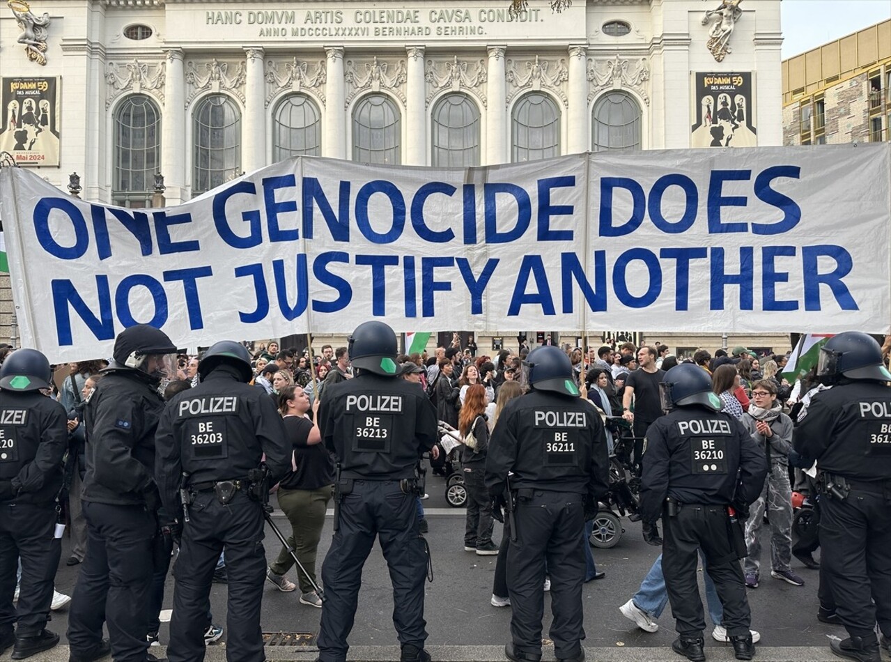 Almanya’nın başkenti Berlin’de düzenlenen Filistin’e destek gösterisinde polis, göstericilere...