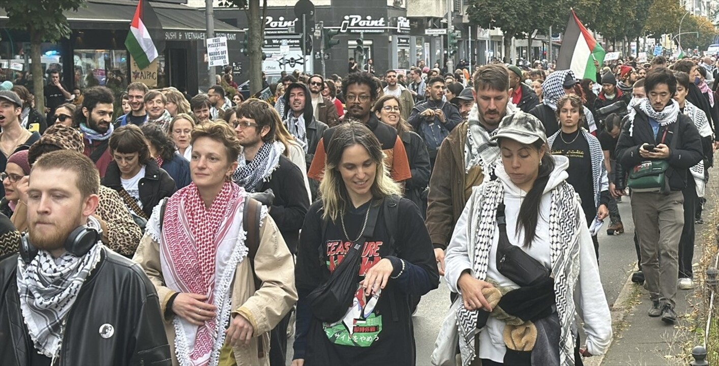 Almanya’nın başkenti Berlin’de düzenlenen Filistin’e destek gösterisinde polis, göstericilere...