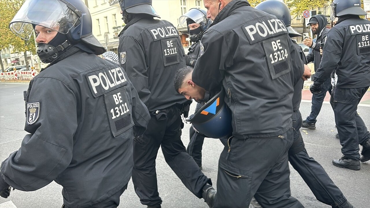 Almanya’nın başkenti Berlin’de düzenlenen Filistin’e destek gösterisinde polis, göstericilere...