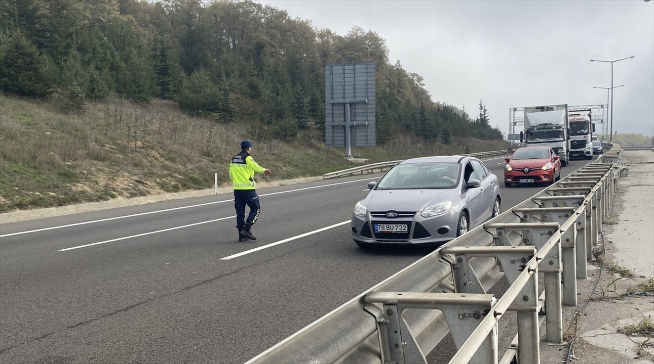 Anadolu Otoyolu'nun Bolu kesiminde, bariyerleri aşarak karşı şeride geçen tanker ile otomobilin...