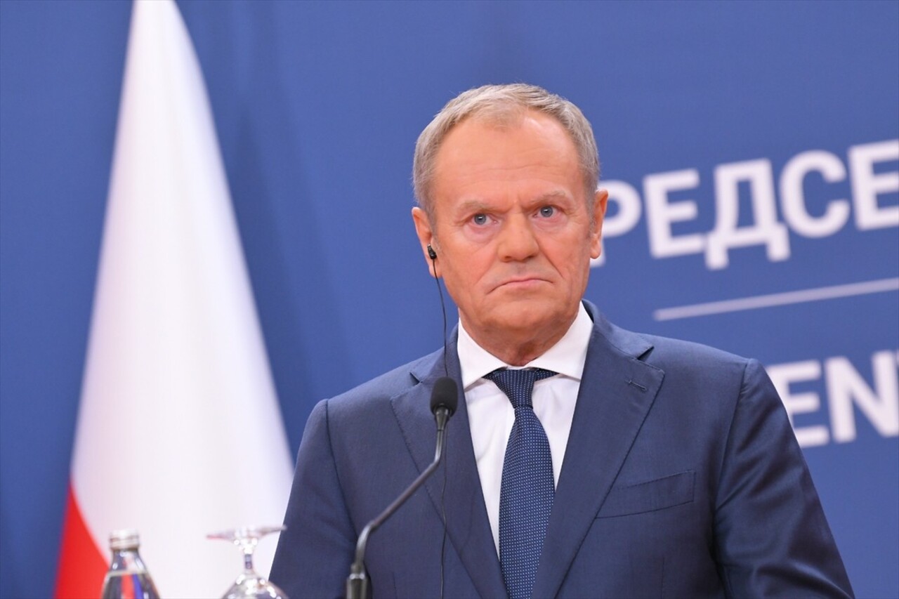 Polonya Başbakanı Donald Tusk (solda), resmi temaslarda bulunmak üzere geldiği Sırbistan'ın...