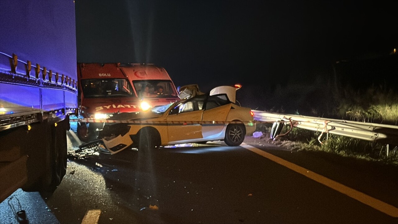 Anadolu Otoyolu'nun Bolu kesiminde tıra çarpan otomobilde bulunan 2 kişi hayatını kaybetti.