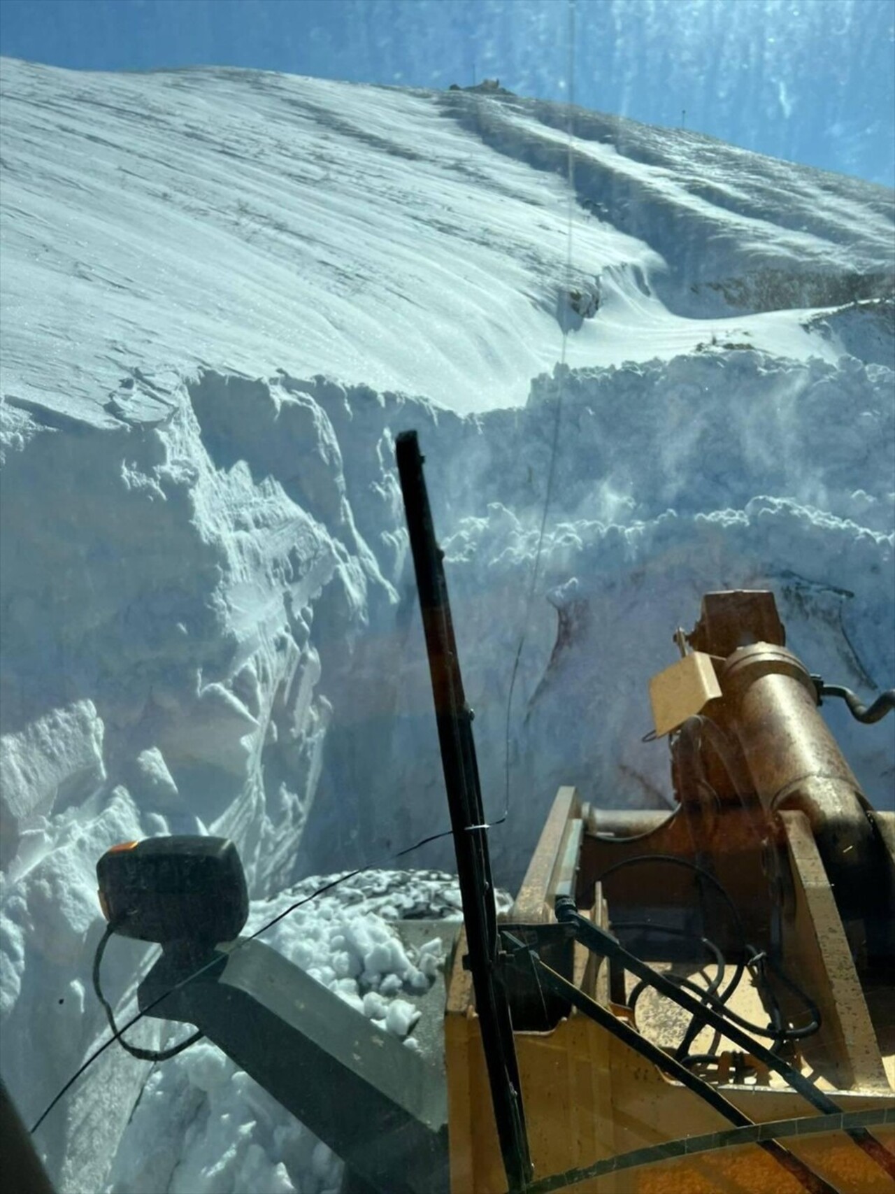 Hakkari'nin Şemdinli ilçesinde kar nedeniyle kapanan Aytepe Üs Bölgesi yolunun açılması için...