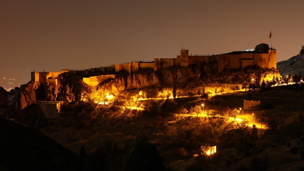 Elazığ'ın Harput Mahallesi'ndeki tarihi ve doğal güzellikler, gece uzun pozlama tekniğiyle...