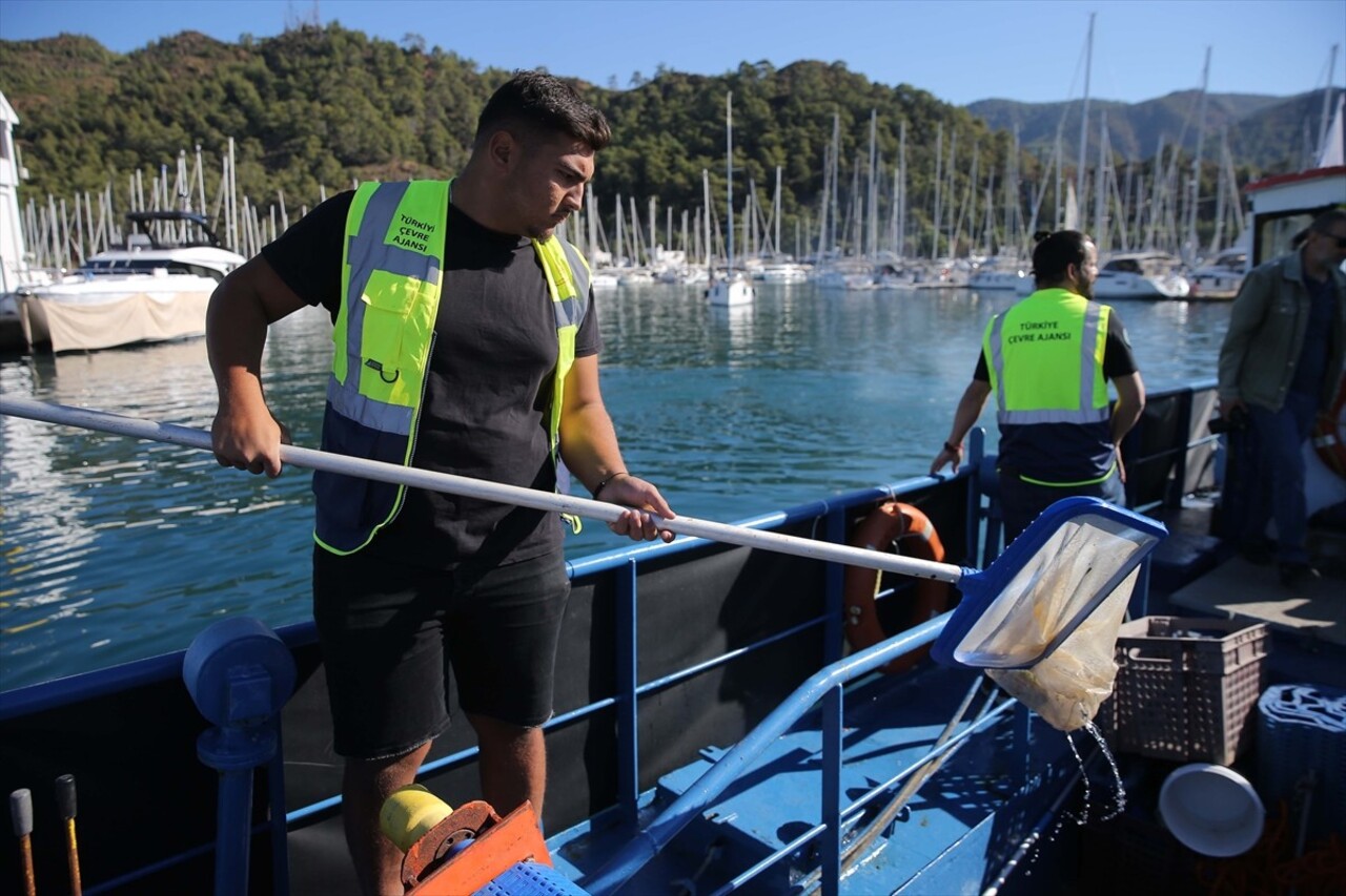 Çevre, Şehircilik ve İklim Değişikliği Bakanlığınca, Marmaris sahillerinde deniz yüzeyi temizleme...