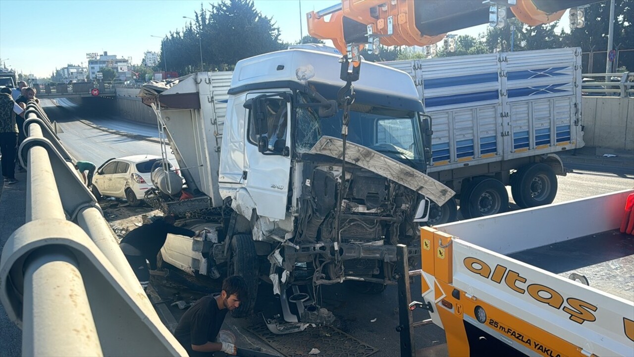 Adana'nın merkez Seyhan ilçesinde kamyon ile otomobilin çarpışması sonucu 1 kişi yaralandı.