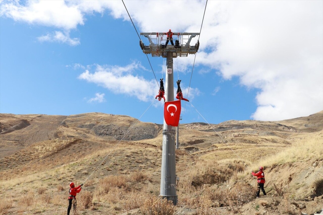 Hakkari İl Jandarma Komutanlığına bağlı Jandarma Arama Kurtarma (JAK) timi, Merga Bütan Kayak...