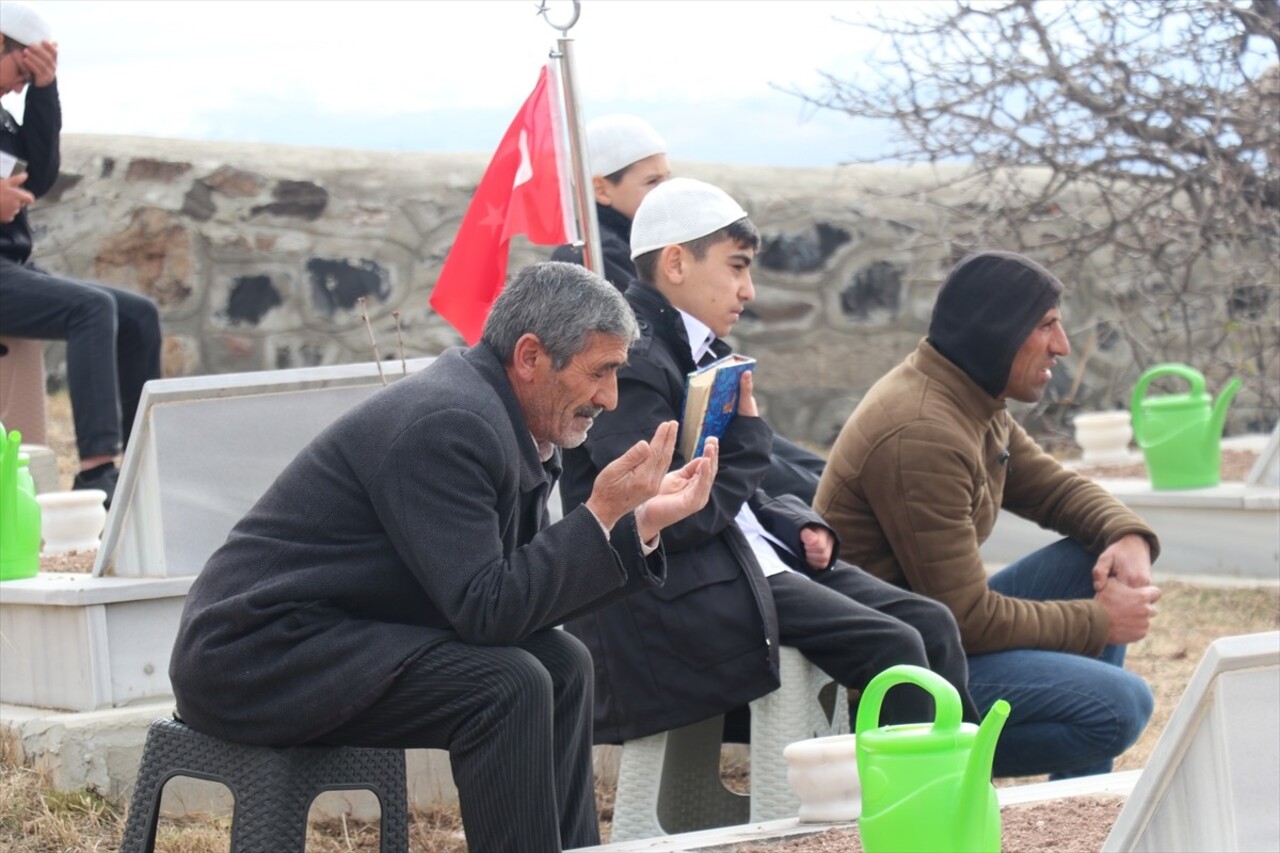 Erzurum'un Çat ilçesine bağlı Yavi Mahallesi'nde 31 yıl önce PKK'lı teröristlerce katledilen 5'i...