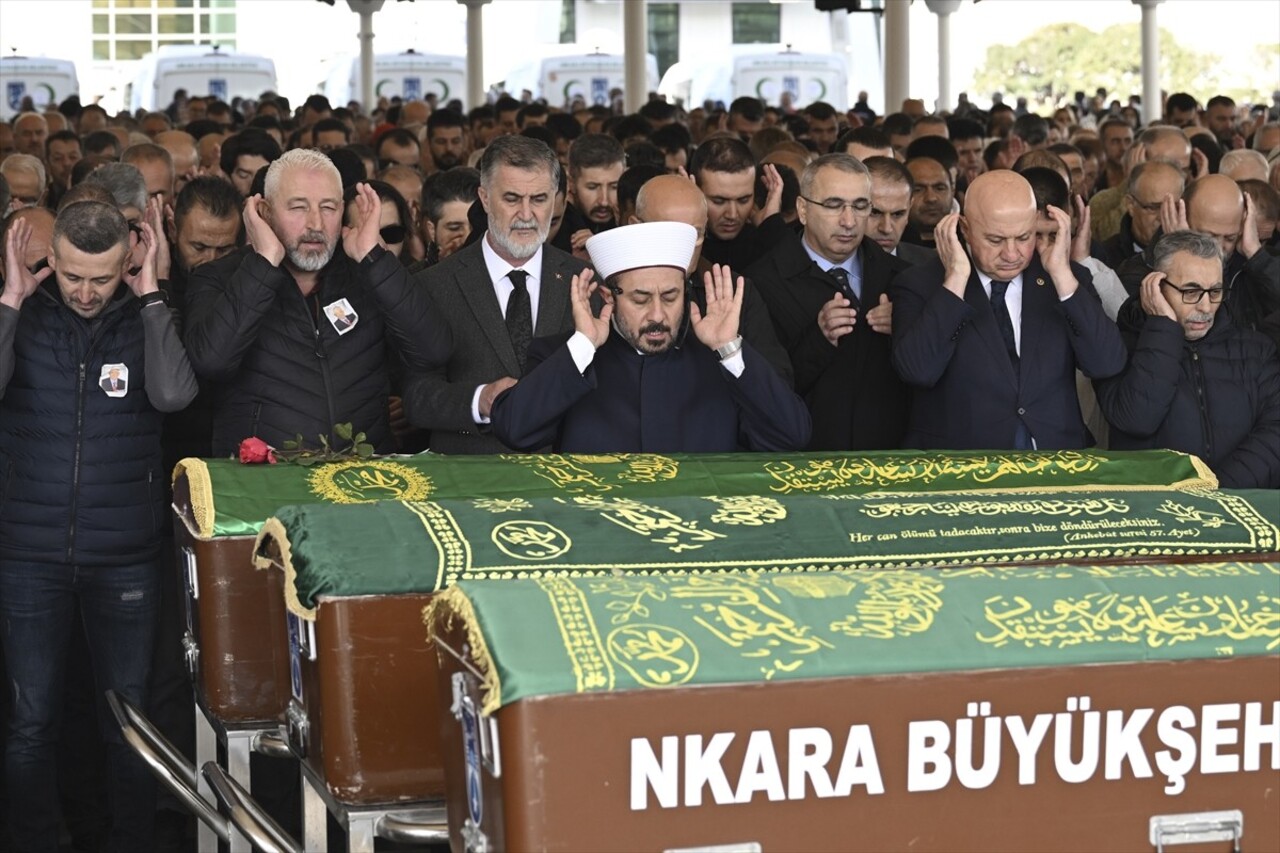 Ankara'da 86 yaşında vefat eden gazeteci Özgen Acar, son yolculuğuna uğurlandı. Acar'ın cenaze...