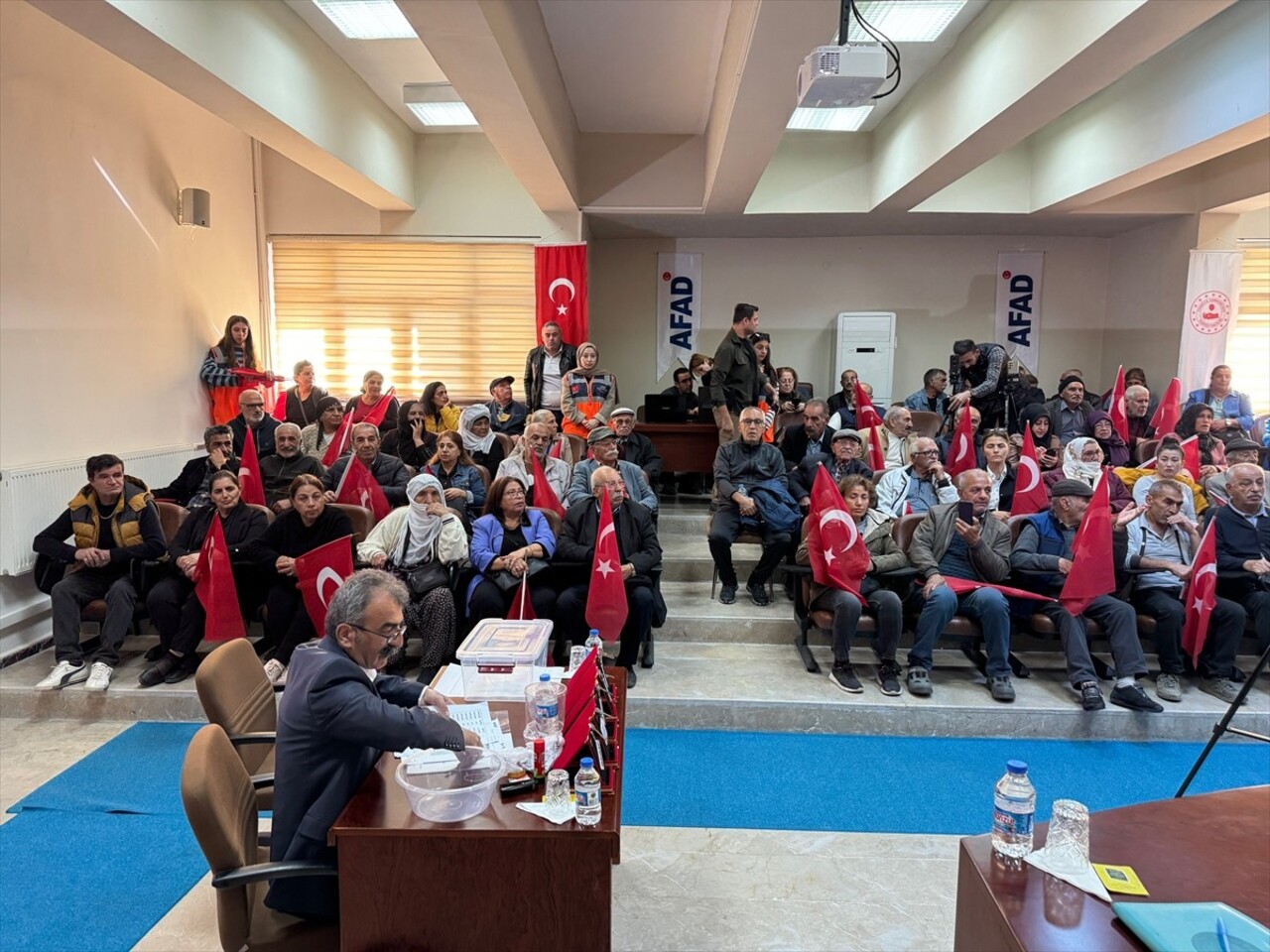 Tunceli’nin Mazgirt ve Pertek ilçelerinde deprem nedeniyle evleri hasar gören vatandaşlar için...