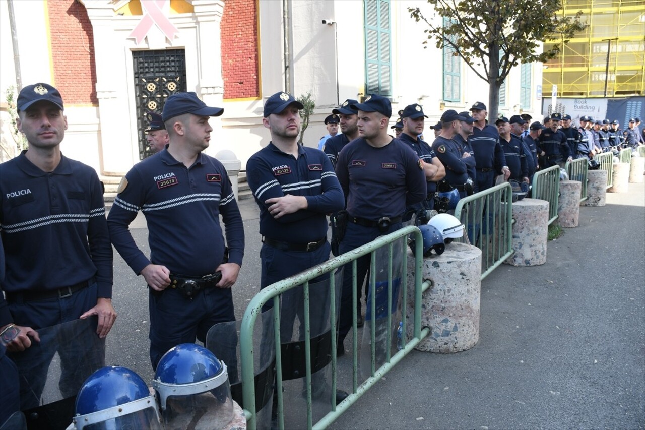 Arnavutluk'un başkenti Tiran'da belediyedeki yolsuzluk iddialarına yönelik protestolar sürerken...