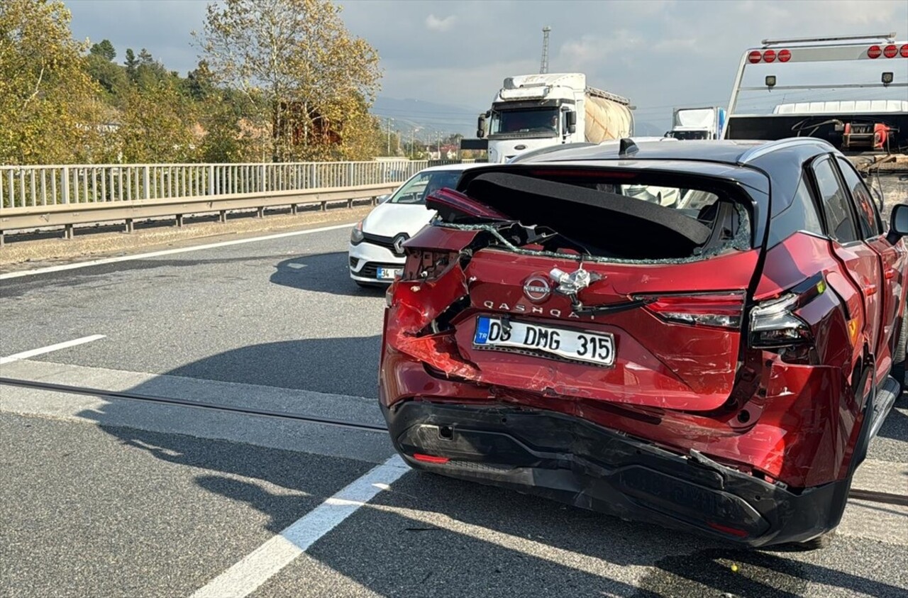 Anadolu Otoyolu'nun Düzce kesiminde 3 aracın karıştığı zincirleme trafik kazasında 4 kişi...