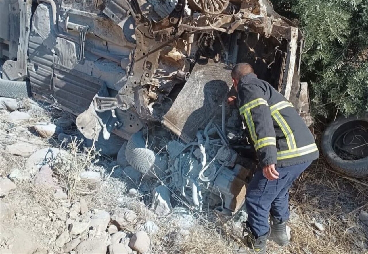 Hatay'da otomobilin şarampole devrilmesi sonucu 5 kişi yaralandı. Ekipler kaza mahallinde çalışma...