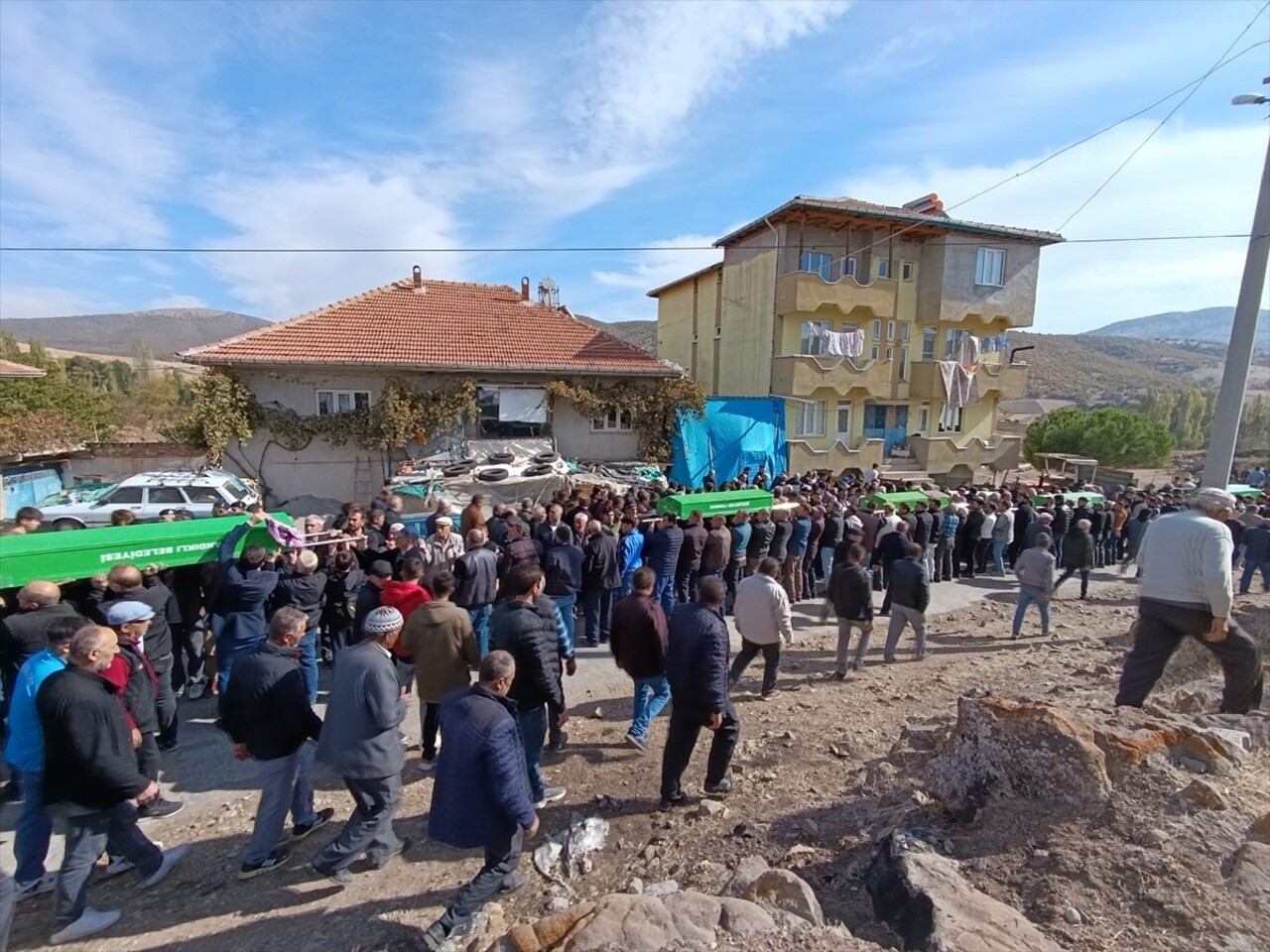 Afyonkarahisar'ın Sandıklı ilçesinde okul servis minibüsü ile otomobilin çarpıştığı kazada...