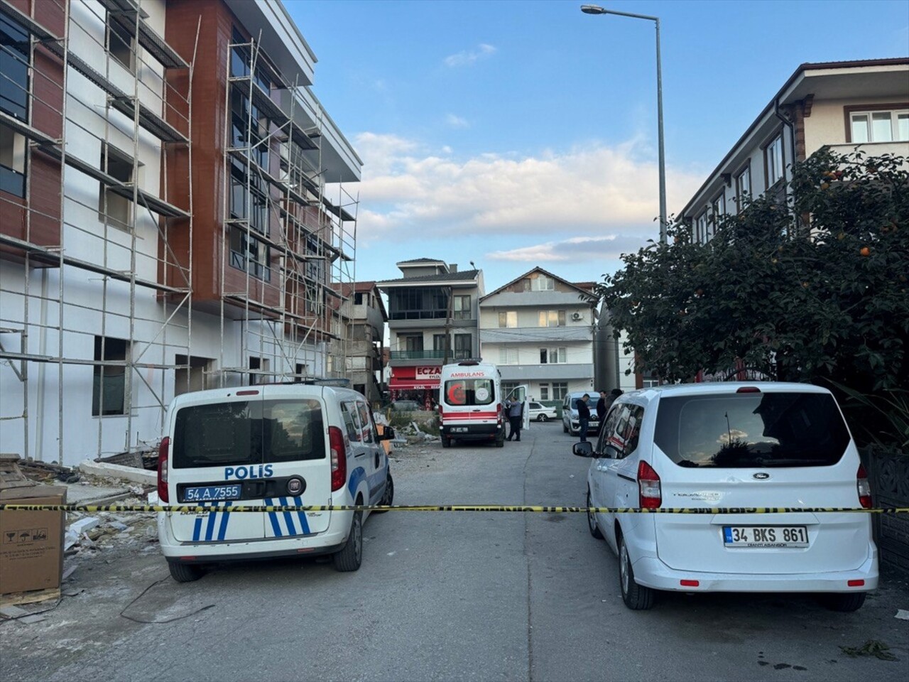 Sakarya'nın Serdivan ilçesinde bir inşaatta üzerine asansör düşen 2 işçi hayatını kaybetti. İhbar...