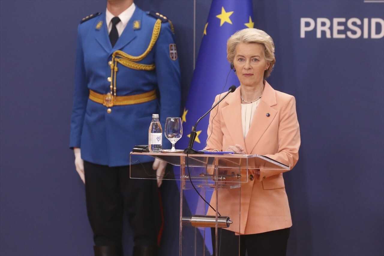 Avrupa Birliği (AB) Komisyonu Başkanı Ursula von der Leyen (solda), Balkan turu kapsamında...