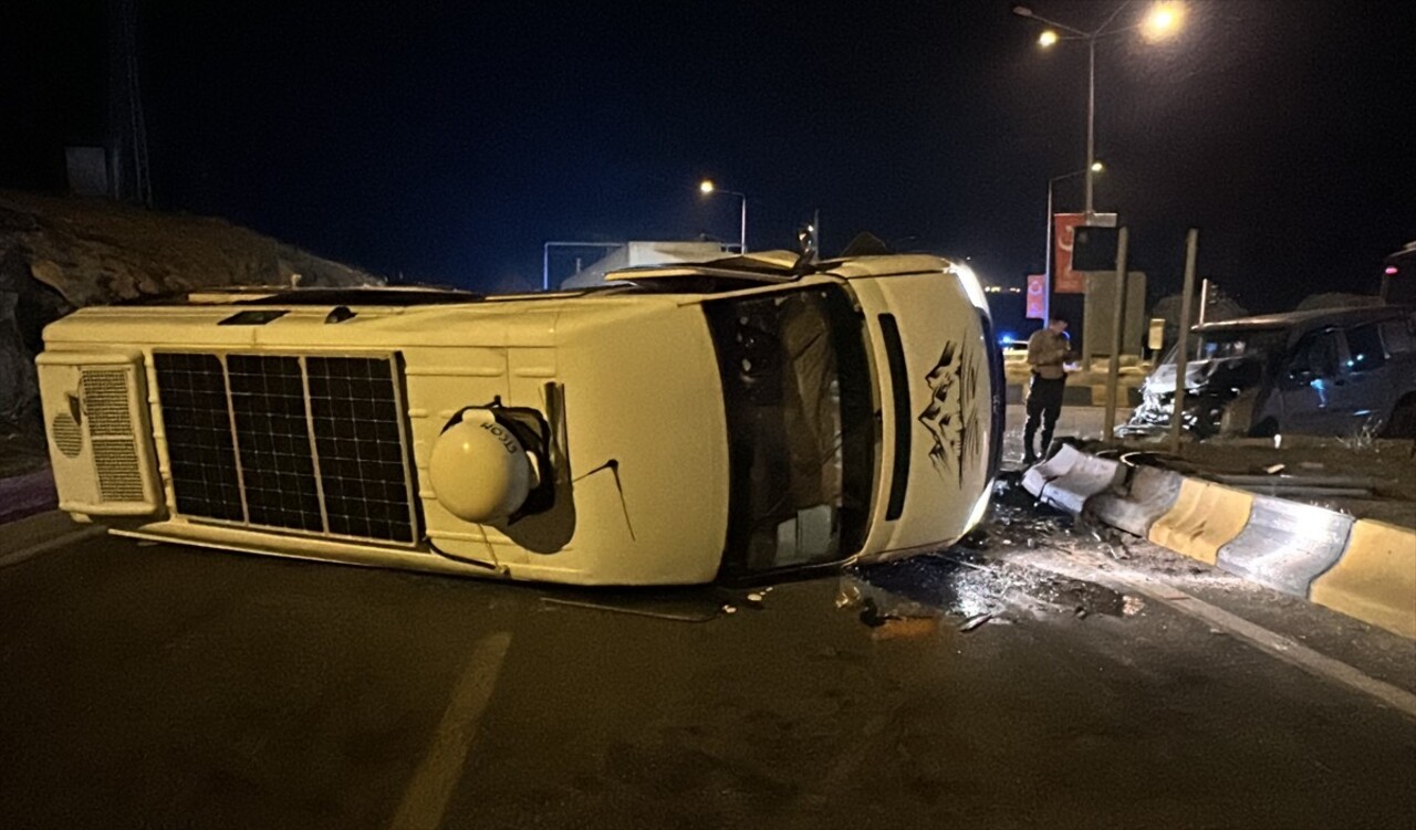 Van'ın Erciş ilçesinde minibüsle hafif ticari aracın çarpışması sonucu 1 kişi öldü, 7 kişi...