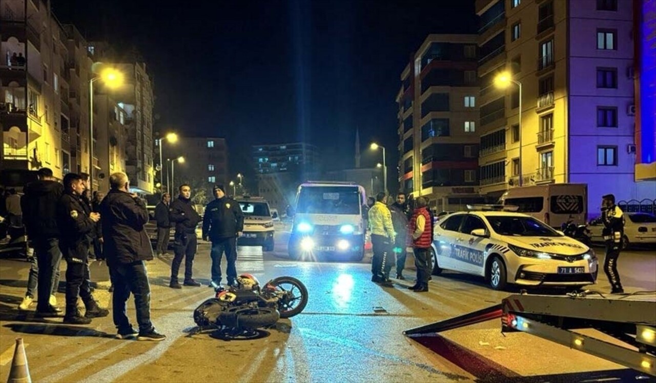 Kırıkkale'de motosikletin kamyona çarpması sonucu yaralanan biri ağır 2 kişi tedavi altına alındı....