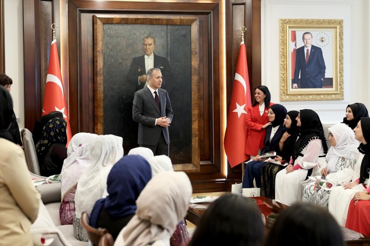 İçişleri Bakanı Ali Yerlikaya, Şırnak'tan gelen şehit ve gazi aileleriyle bir araya geldi....