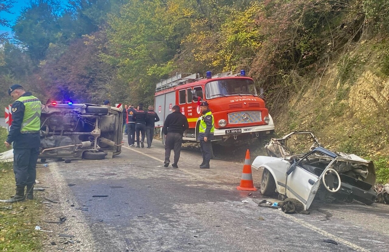 Sinop'un Türkeli ilçesinde iki otomobilin çarpıştığı ve birinin ikiye bölündüğü kazada 3 kişi...