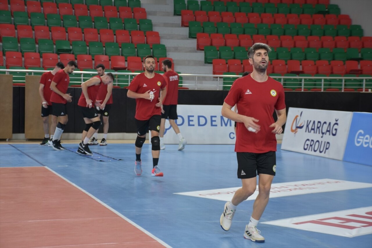 Voleybol SMS Grup Efeler Ligi ekiplerinden RAMS Global Cizre Belediyespor, deplasmanda üst üste...