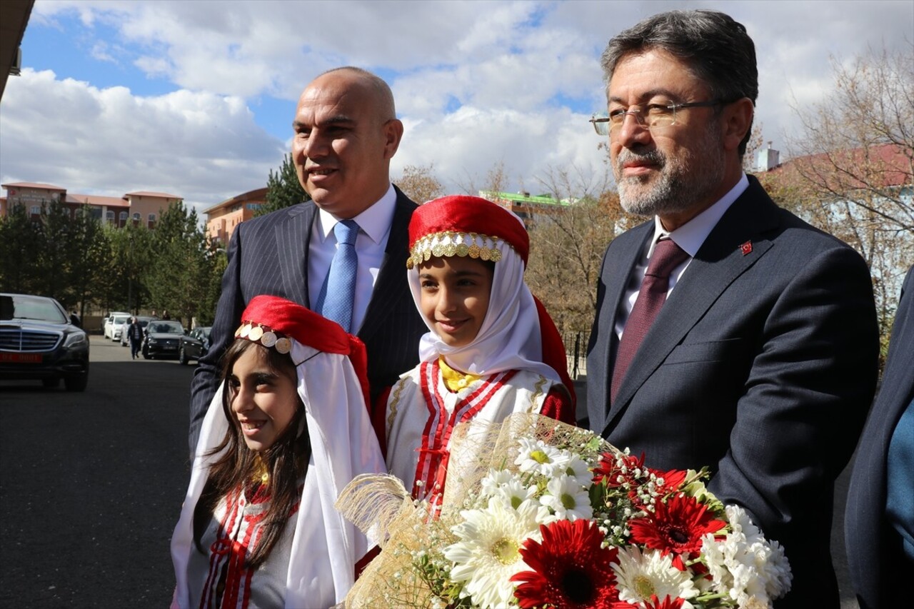 Tarım ve Orman Bakanı İbrahim Yumaklı (sağda), Ağrı Valiliği'ni ziyaret etti. Bakan Yumaklı, Ağrı...