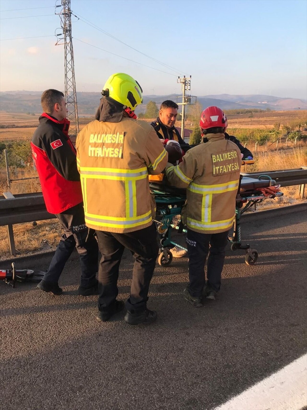 İstanbul-İzmir Otoyolu'nun Balıkesir kısmında minibüsün tıra arkadan çarpması sonucu 3 kişi...