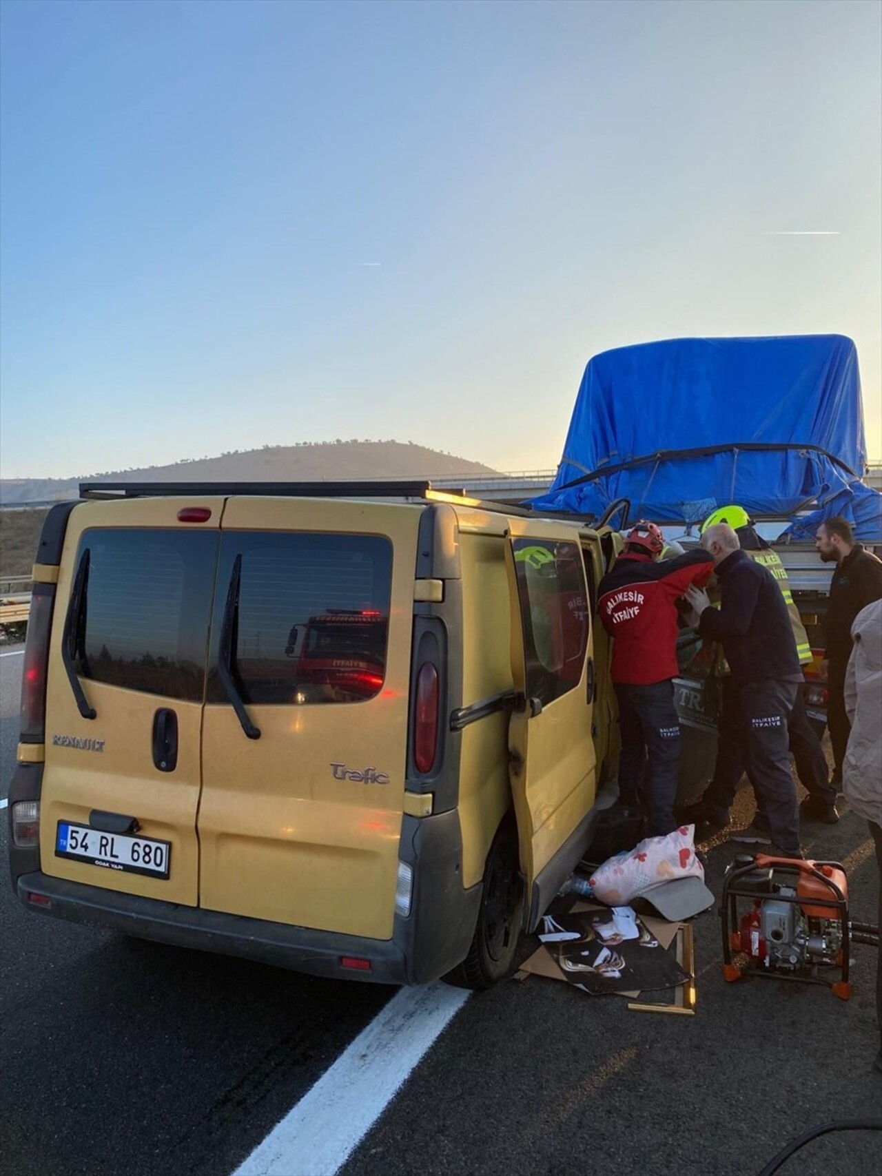 İstanbul-İzmir Otoyolu'nun Balıkesir kısmında minibüsün tıra arkadan çarpması sonucu 3 kişi...